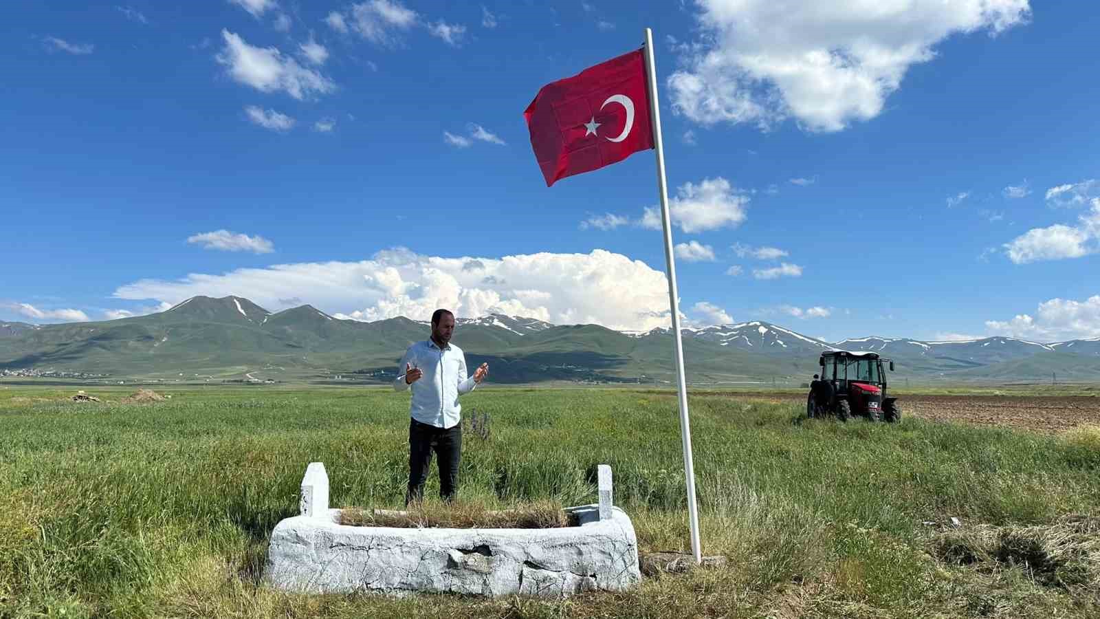 149 yıldır Erzurum Ovası&rsquo;nda n&ouml;bet tutan şehide vefa