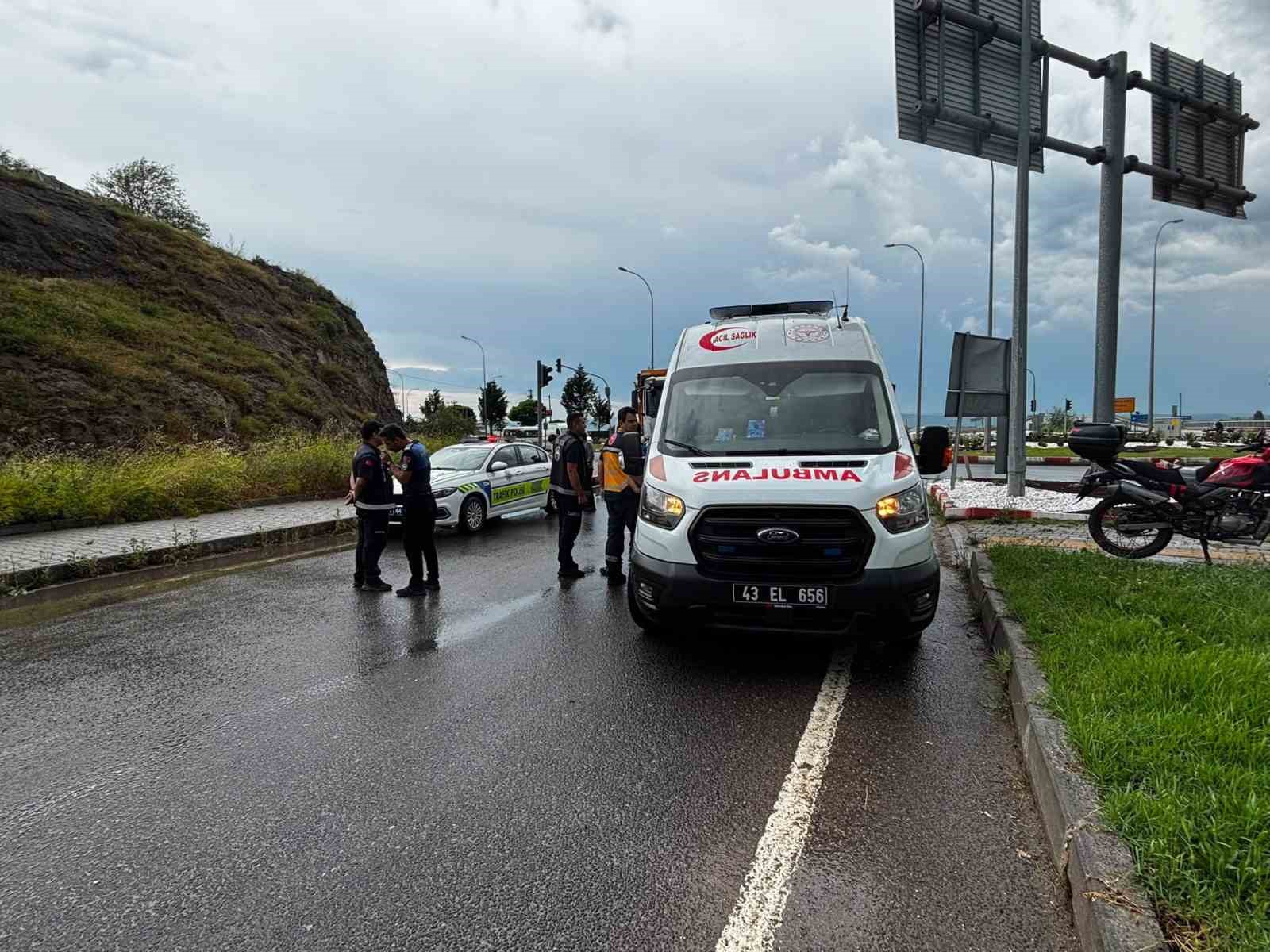 Tavşanlı&rsquo;da otomobille &ccedil;arpışan motosikletli yaralandı