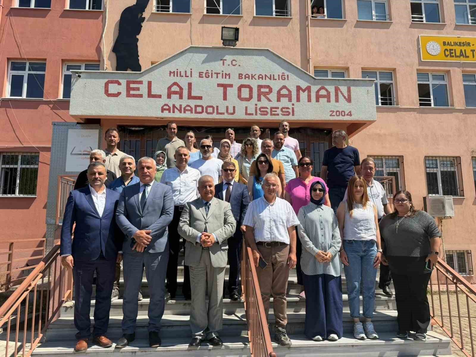 Balıkesir Milli Eğitim M&uuml;d&uuml;r&uuml; Kal, Burhaniye&rsquo;de okulları ziyaret etti