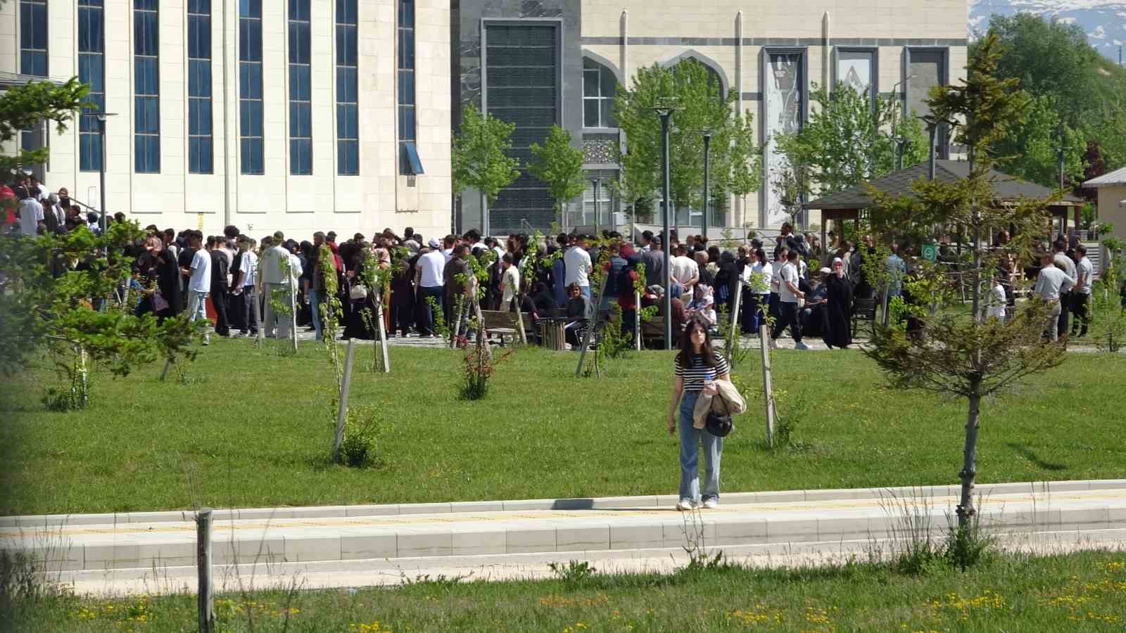Bayburt&rsquo;ta yanlış sınav merkezine gelen &ouml;ğrencinin yardımına kadın polisler yetişti