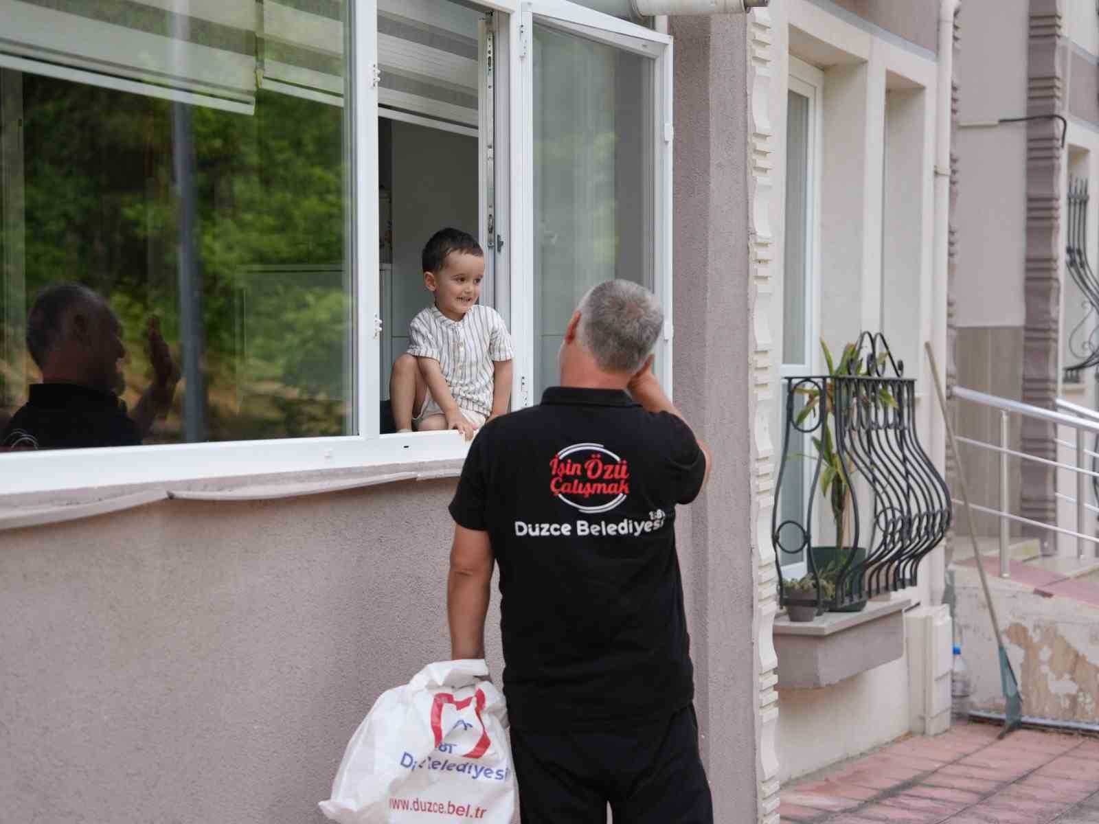 Her g&uuml;n heyecanla &ccedil;&ouml;p kamyonlarının yolunu g&ouml;zleyen minik Ahmed&rsquo;e iş&ccedil;ilerden s&uuml;rpriz ziyaret
