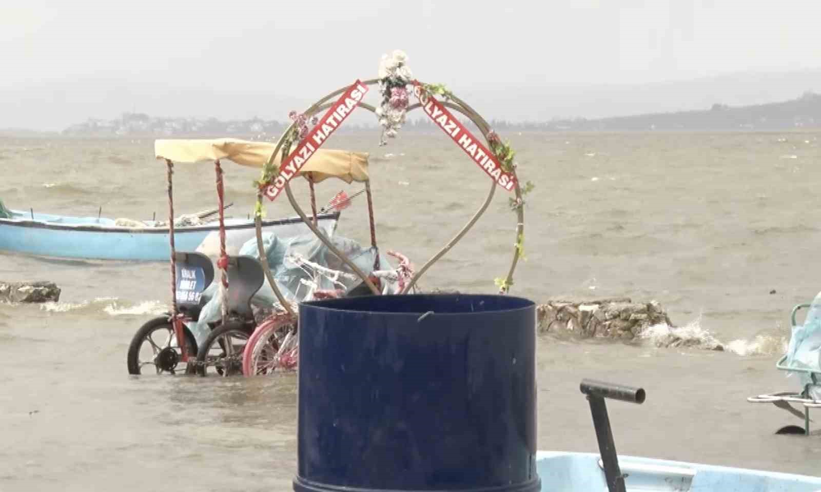 Uluabat G&ouml;l&uuml;&rsquo;n&uuml;n suları &ccedil;ekildi; G&ouml;lyazı&rsquo;da hayat normale d&ouml;nd&uuml;