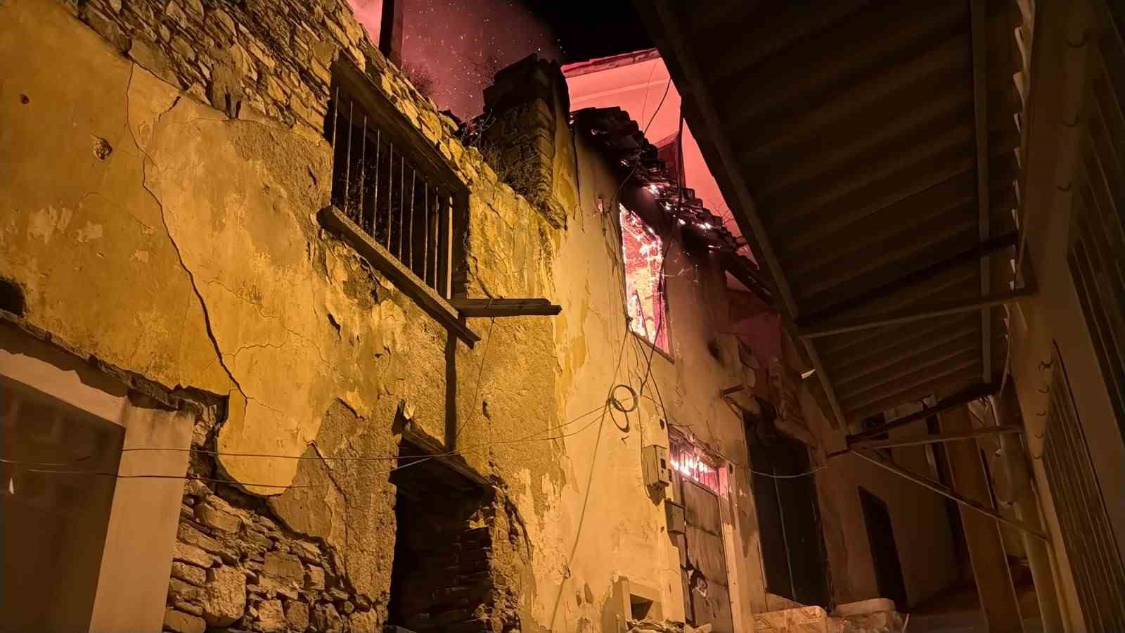 Kuşadası&rsquo;nda gece yarısı korkutan yangın: Yanlış parklar itfaiyeyi geciktirdi