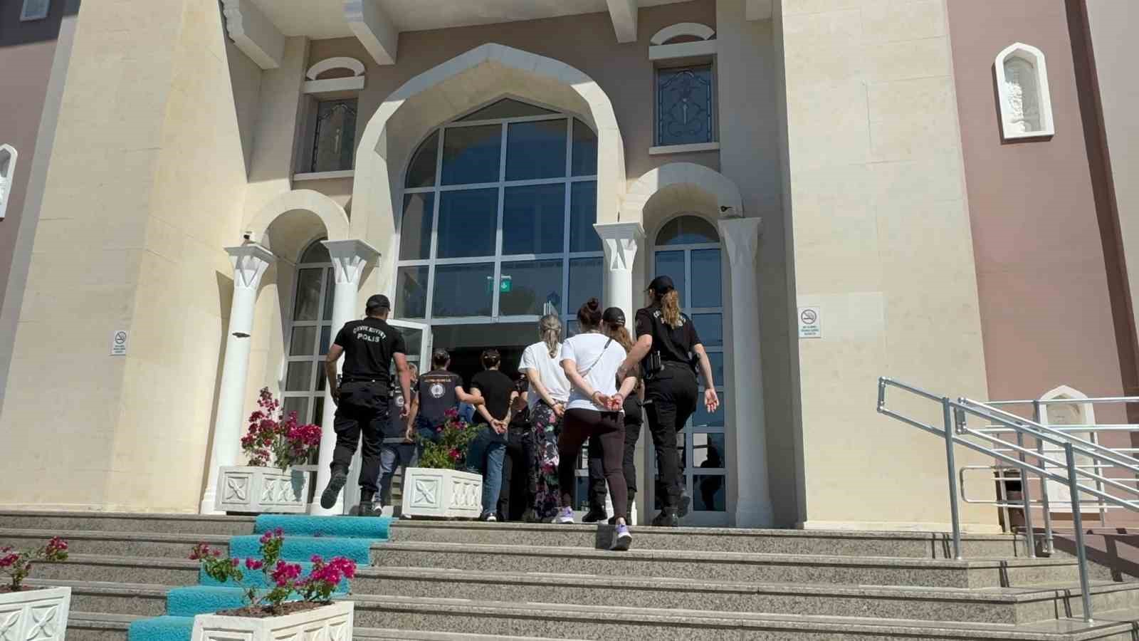 Fethiye&rsquo;deki g&ouml;&ccedil;men ka&ccedil;ak&ccedil;ılığı operasyonunda 9 tutuklama