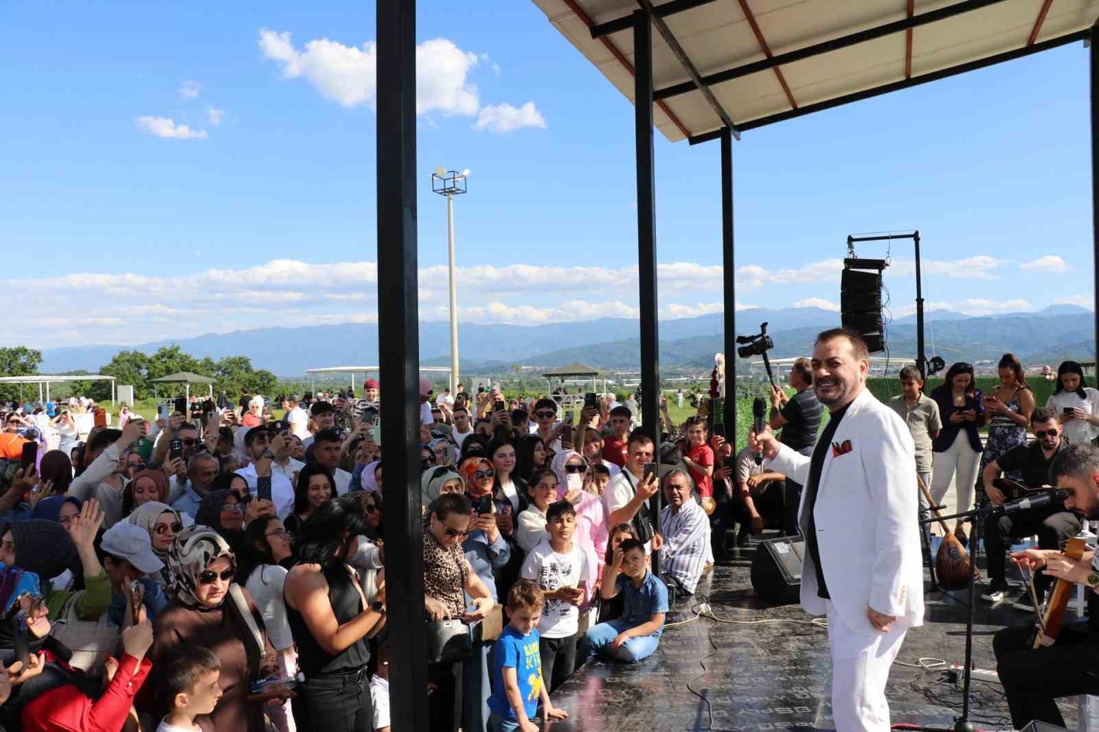 Gen&ccedil;lerin mutluluklarına ortak olacak
