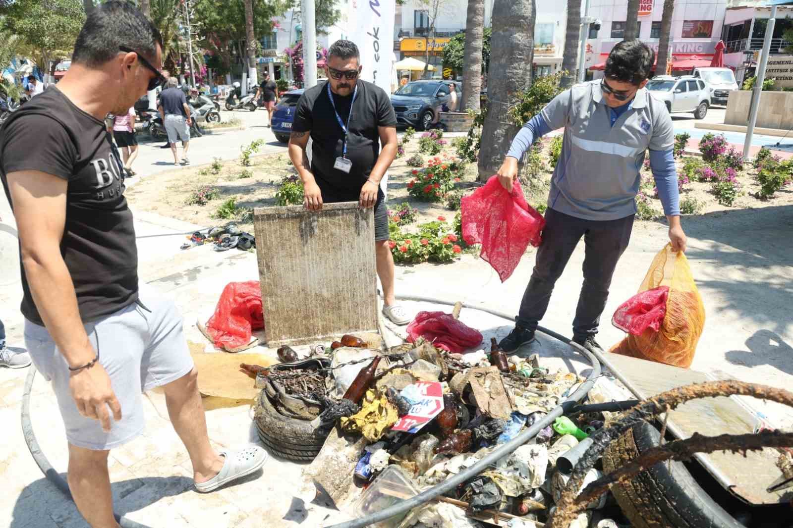 Deniz dibi temizliği Turgutreis&rsquo;te yapıldı