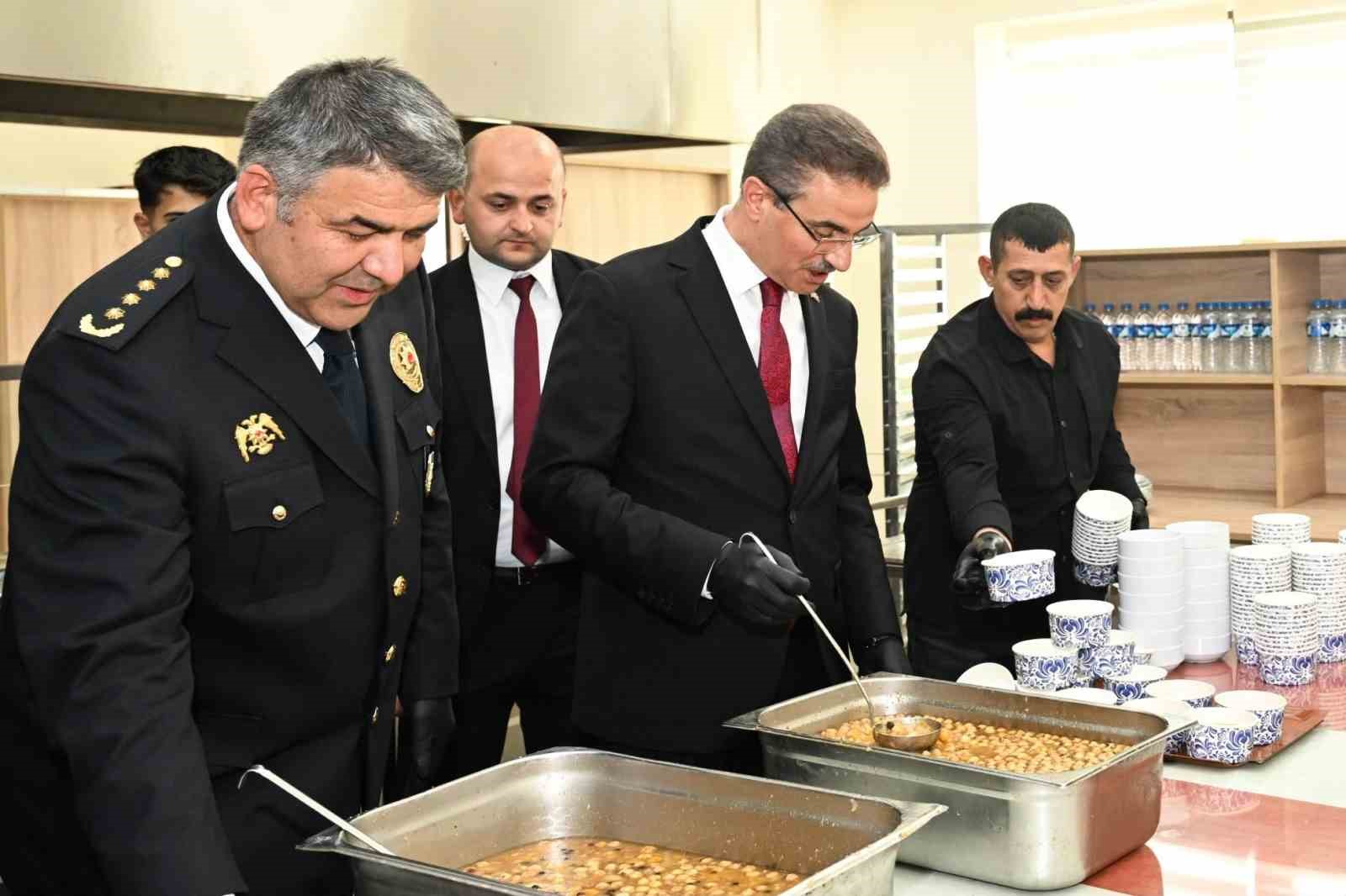 Valisi Aydın Baruş&rsquo;tan emniyet personeline aşure ikramı
