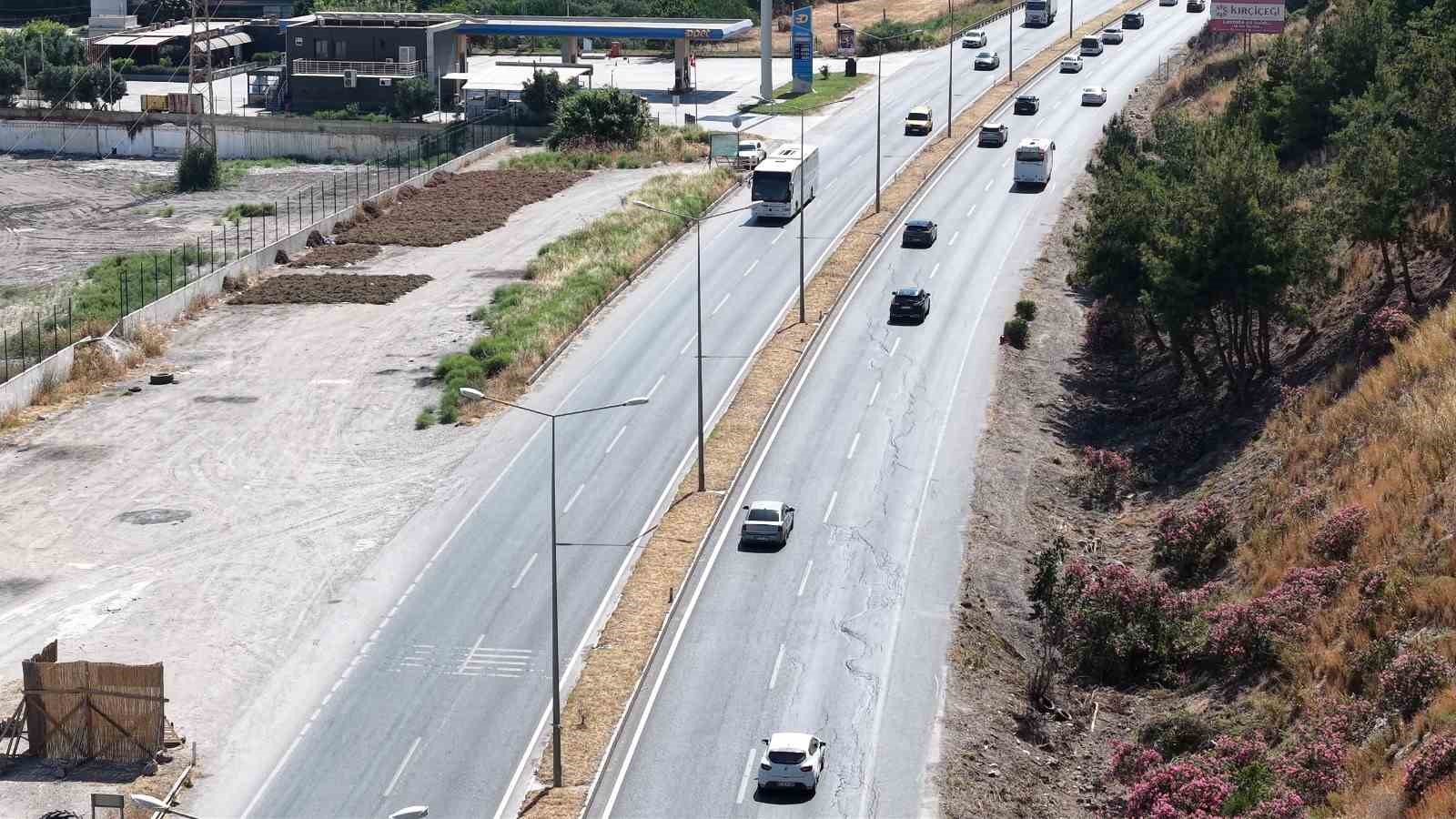 Aydın Orman İşletme&rsquo;den yangınlara karşı yol kenarı temizliği