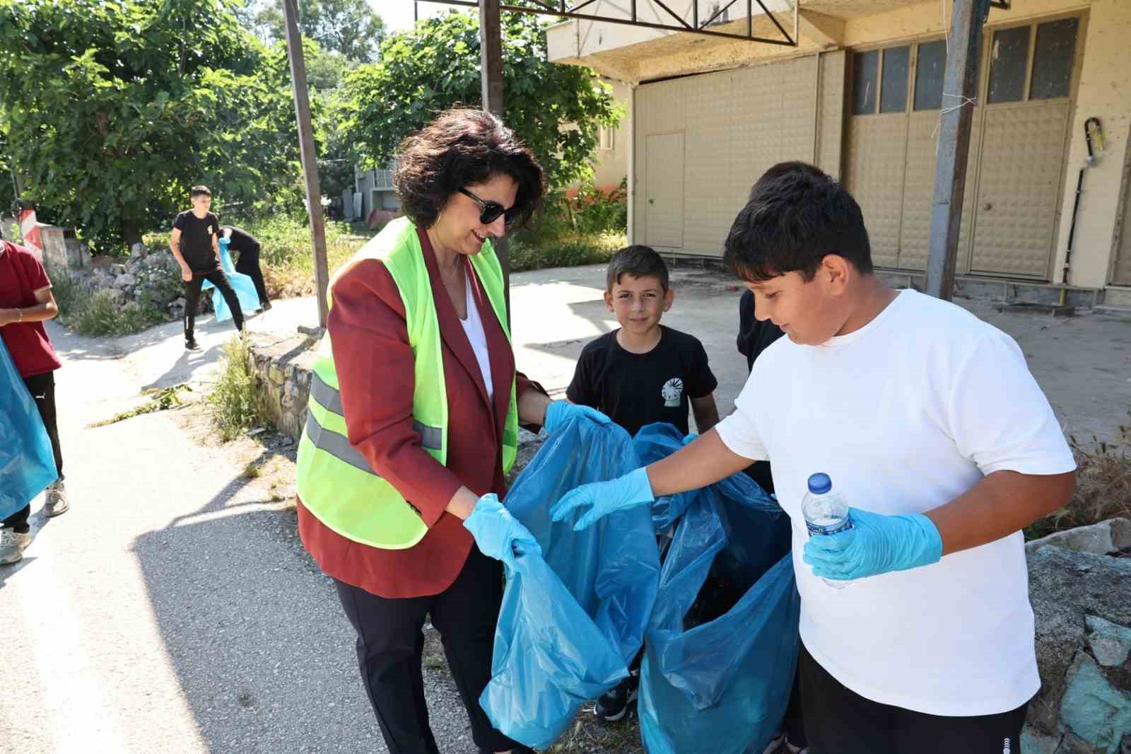 Nil&uuml;fer&rsquo;de &ccedil;evre etkinlikleri G&ouml;lyazı&rsquo;da "&Ccedil;evreci Eller" ile başladı
