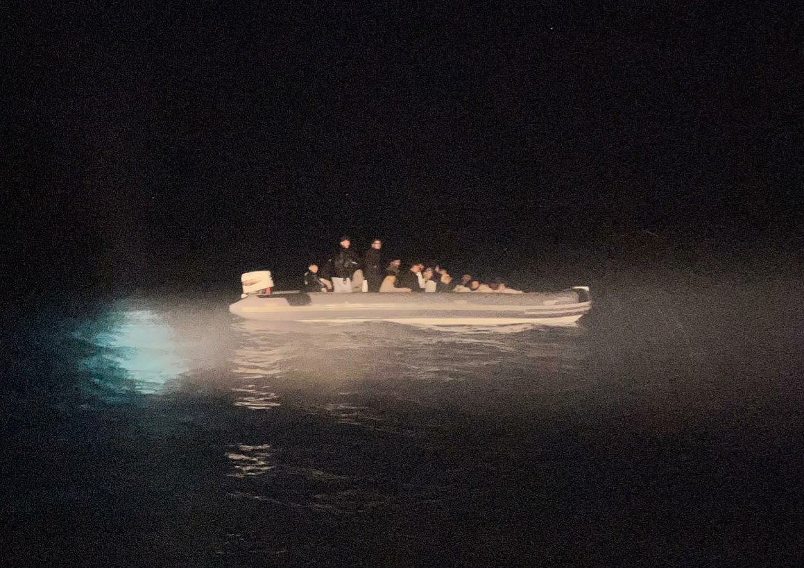 İzmir&rsquo;de arızalanan botla denizde s&uuml;r&uuml;klenen 26 d&uuml;zensiz g&ouml;&ccedil;men kurtarıldı
