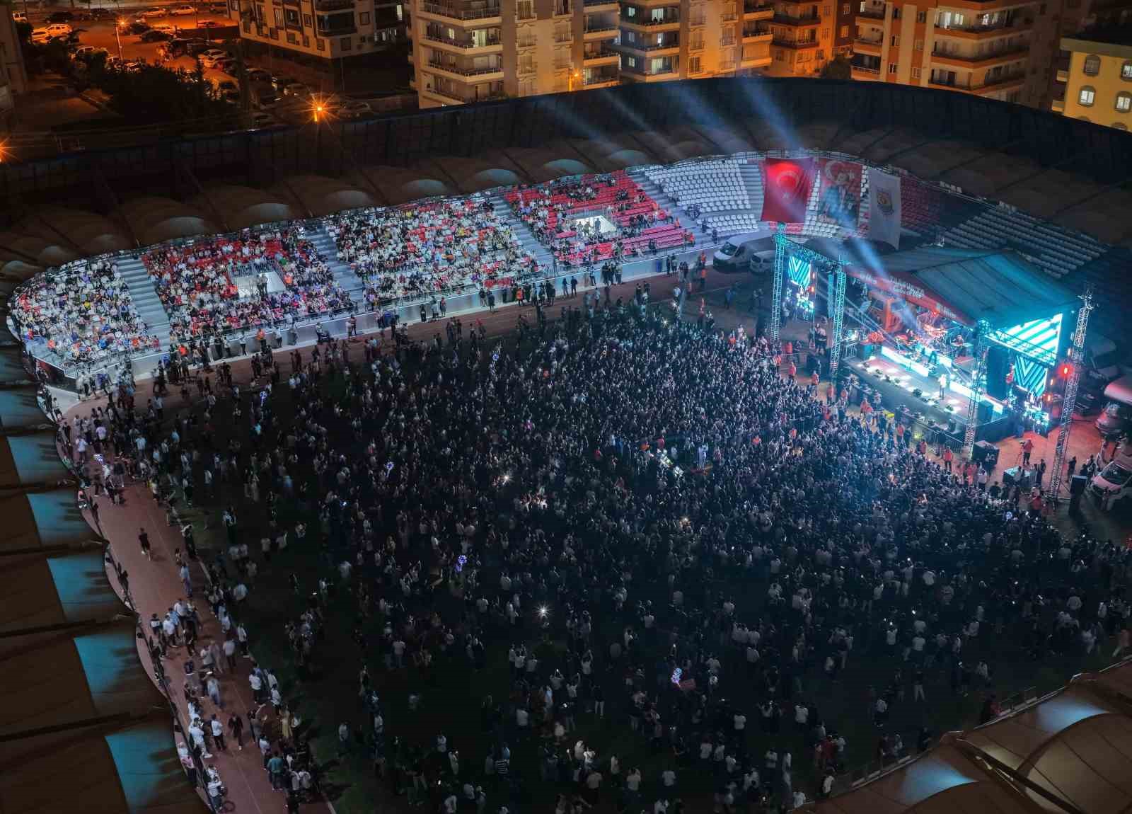 YKS sonrası gen&ccedil;ler Derya Uluğ konserinde buluştu