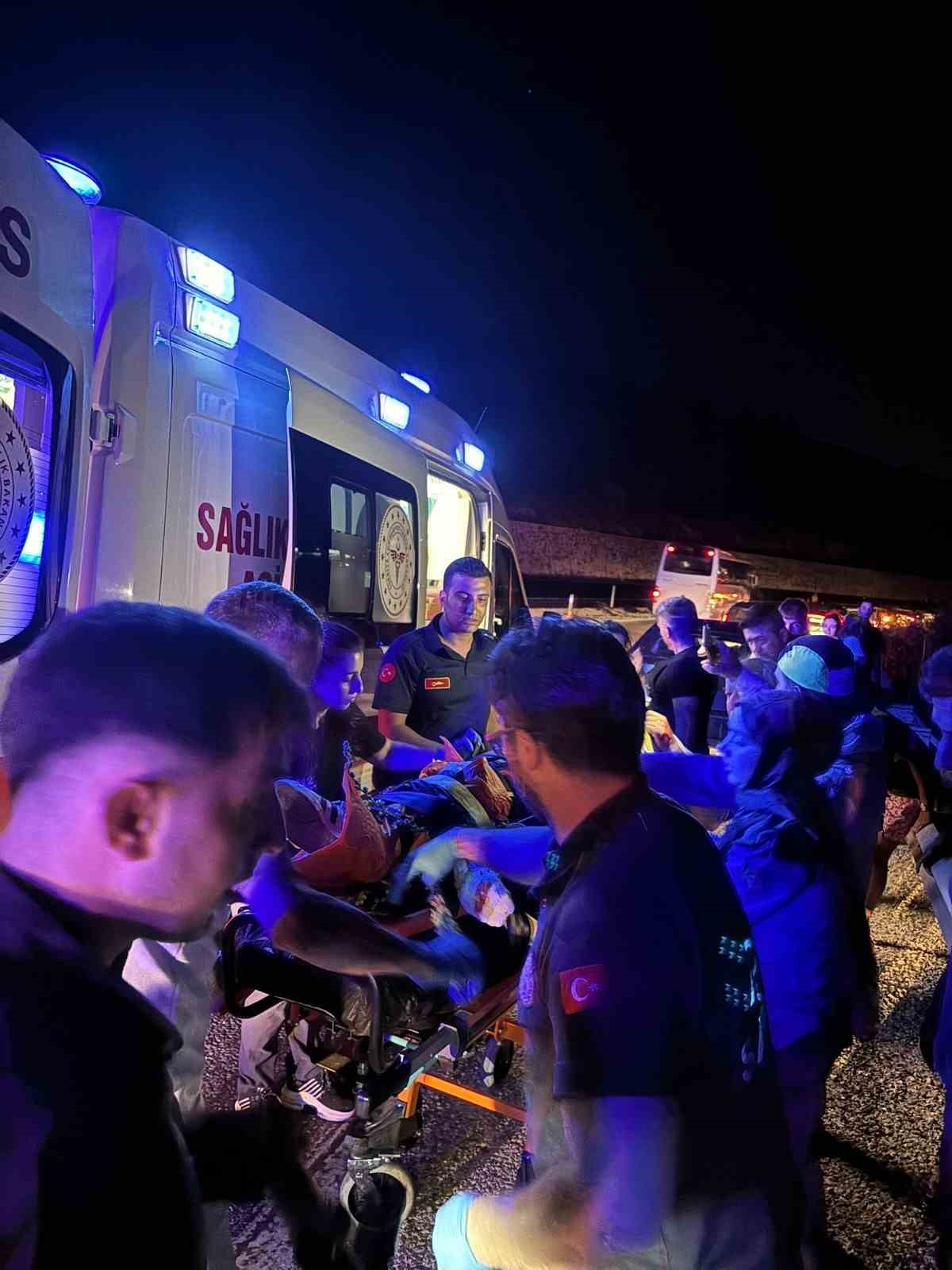 Kuşadası&rsquo;nda motosiklet kazası: 1&rsquo;i ağır 2 yaralı