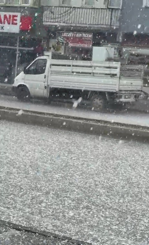Demir&ouml;z&uuml;&rsquo;nde dolu yağışı etkili oldu