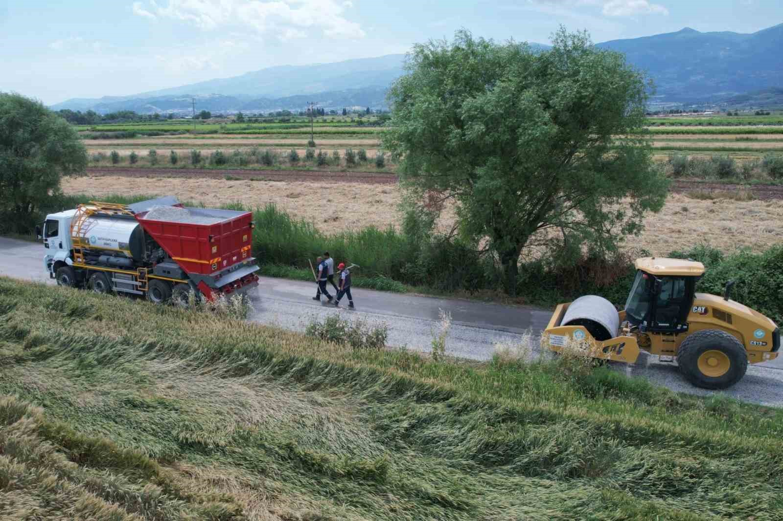 Salihli&rsquo;de 5 mahalleyi bağlayan yol baştan sona yenilendi
