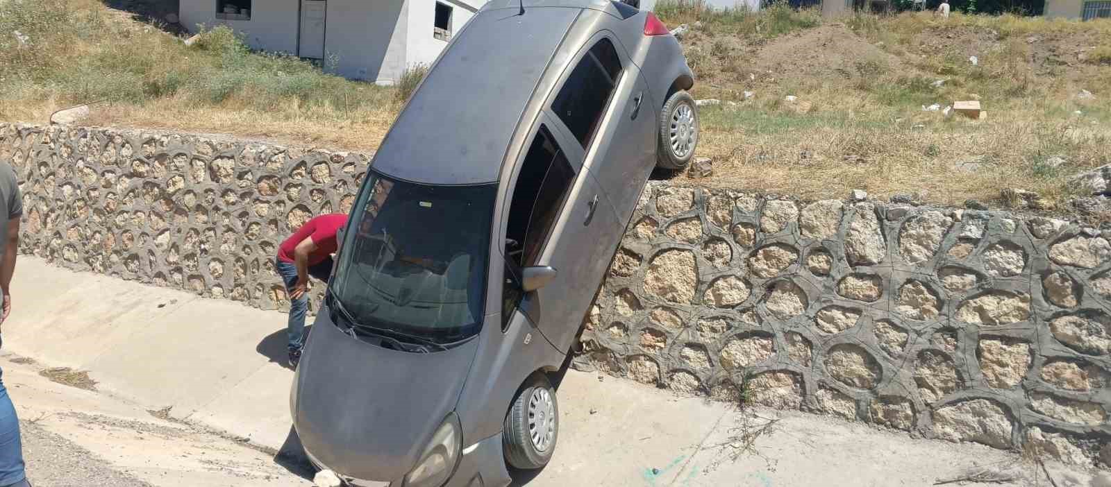 El freni &ccedil;ekilmesi unutulan otomobil istinat duvarından d&uuml;şt&uuml;: 2 yaralı
