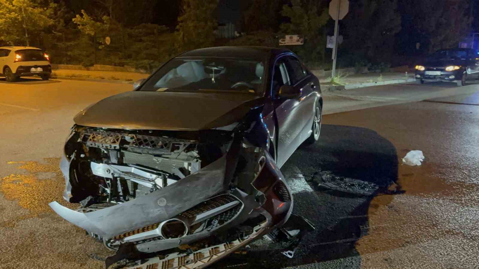 Otomobilin &ccedil;arptığı iş&ccedil;i servisi yan yattı: 7 yaralı