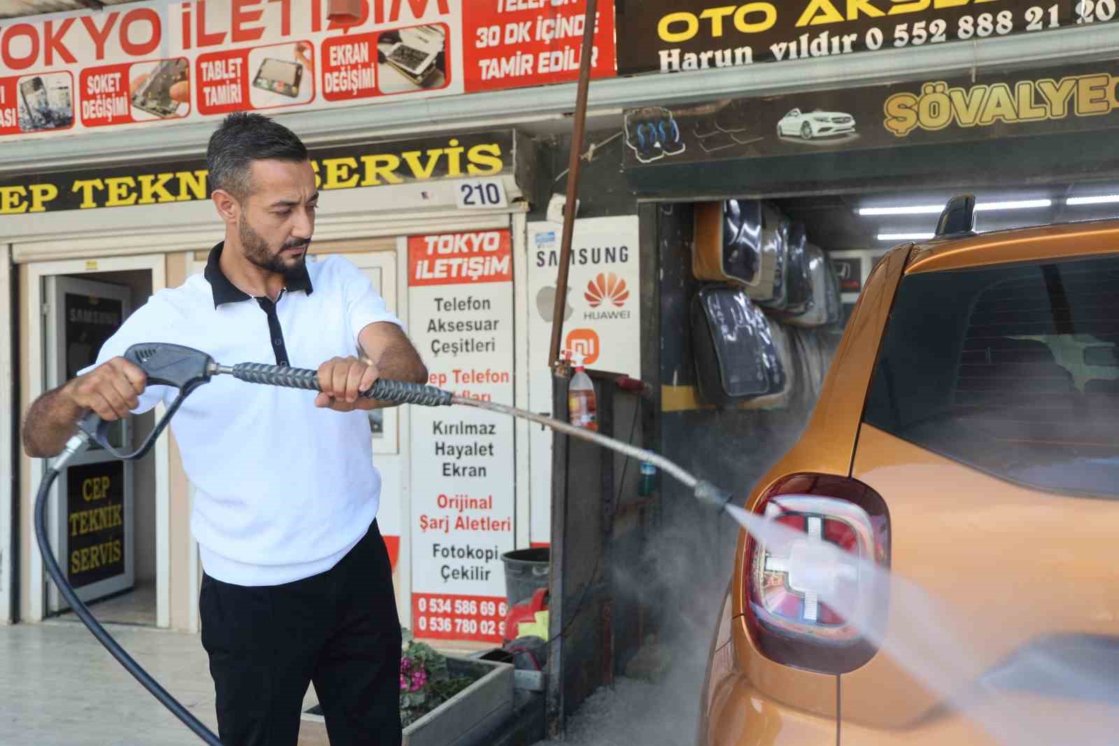 Yıkatmaya getirilen ara&ccedil;tan &ccedil;ıkan dumanları fark eden &ccedil;alışanın hızlı m&uuml;dahalesi aracı yanmaktan kurtardı