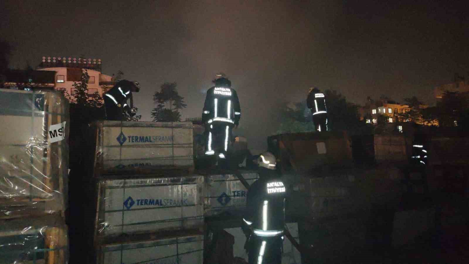 Seramik par&ccedil;aları satılan iş yerinde yangın