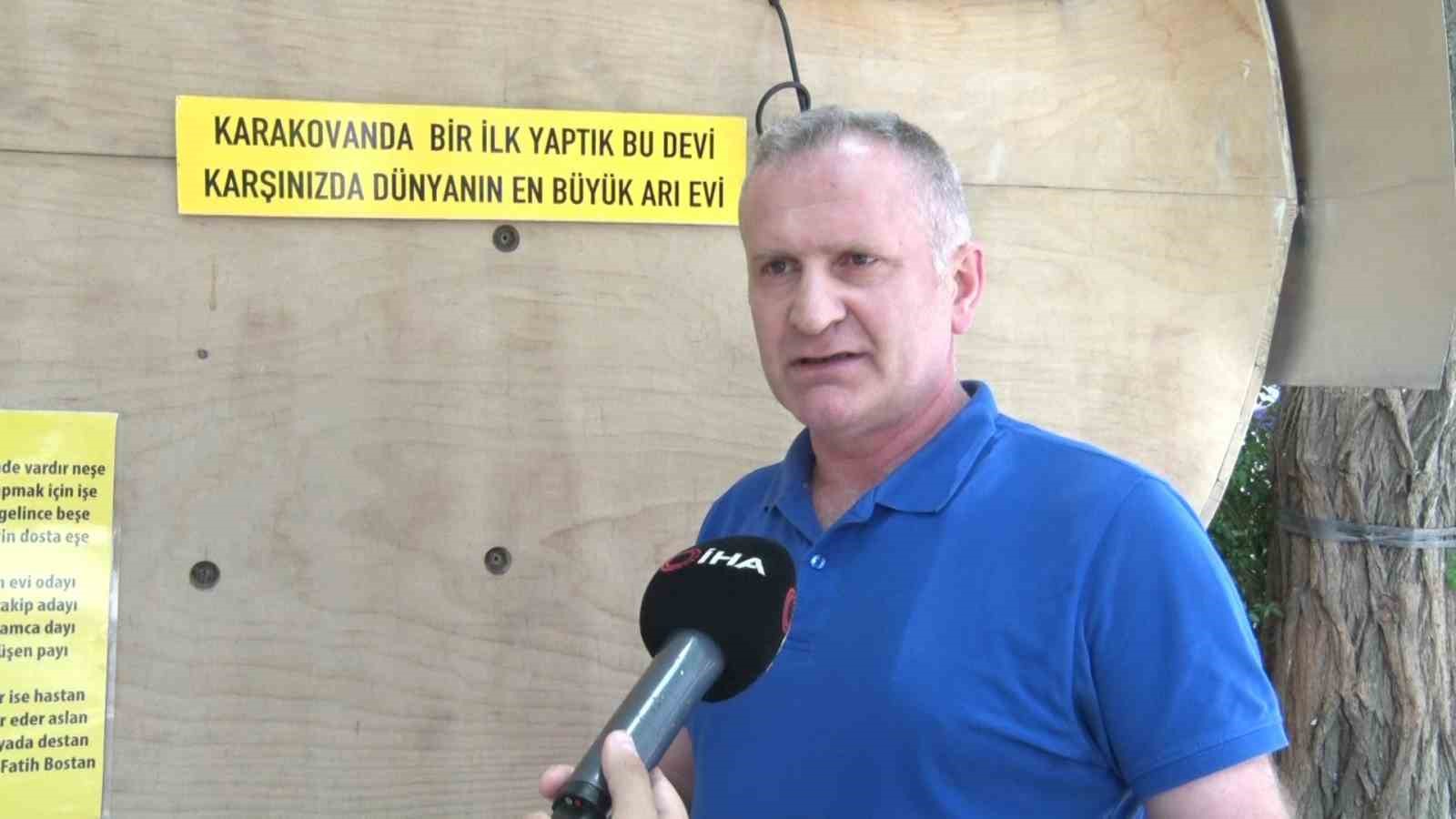 Kadık&ouml;y&rsquo;de ilgin&ccedil; g&ouml;r&uuml;nt&uuml;: Bakkalın &ouml;n&uuml;nde dev bal kovanı
