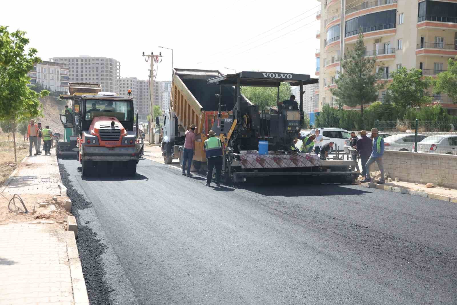 Mardin B&uuml;y&uuml;kşehir Belediyesi, Artuklu&rsquo;da asfalt &ccedil;alışmalarına devam ediyor