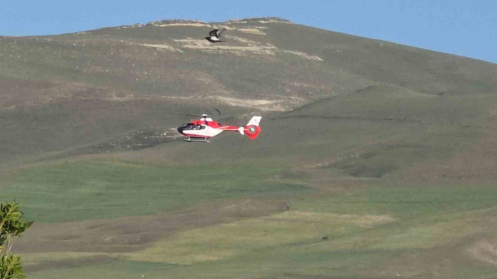 Van&rsquo;da kalp krizi ge&ccedil;iren hasta helikopter ambulansla hastaneye sevk edildi