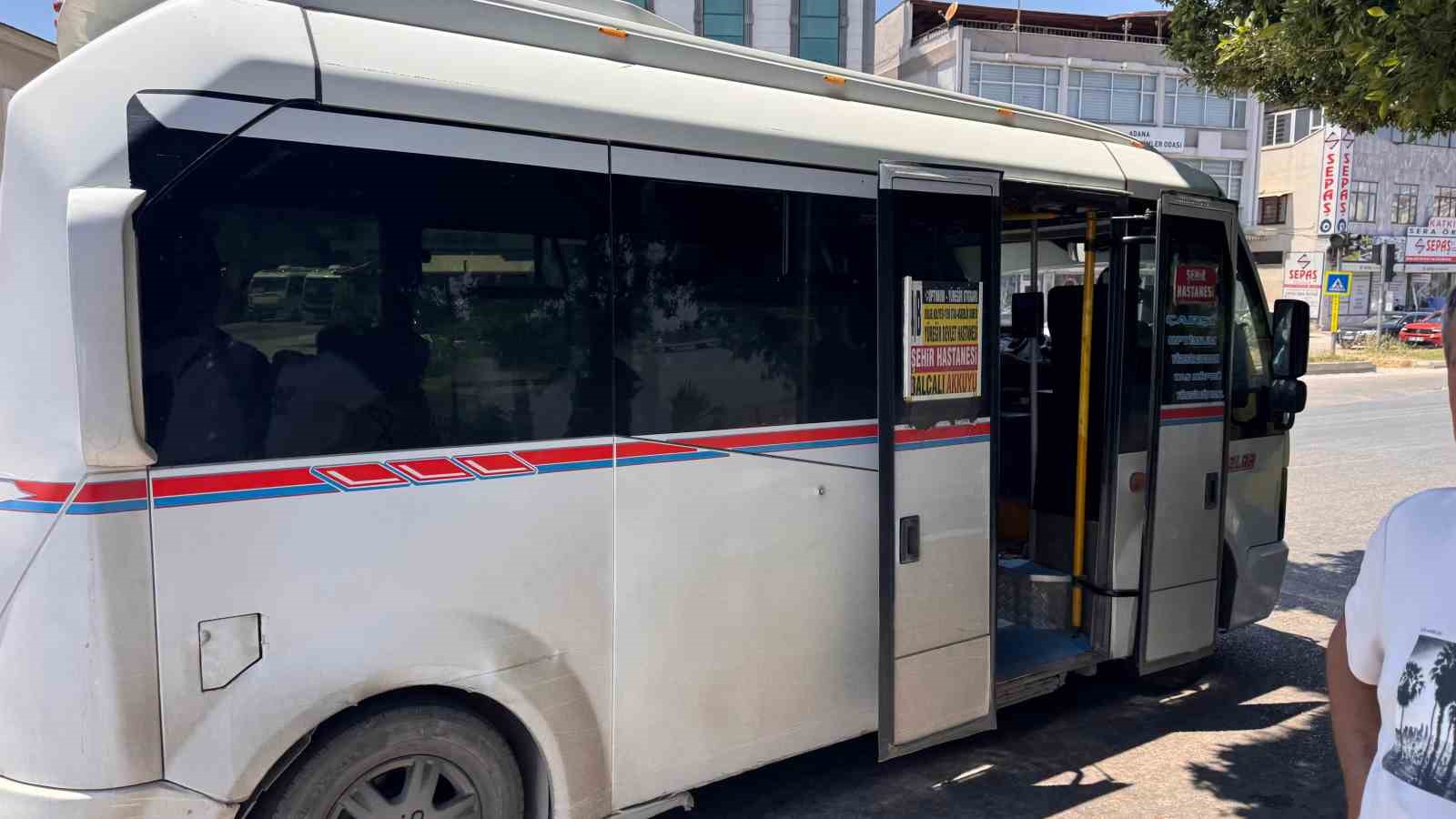 Adana&rsquo;da bunaltan sıcaklarda dolmuş &ccedil;ilesi: "Klimayı a&ccedil; diyoruz, kapıları a&ccedil;ıyorlar"