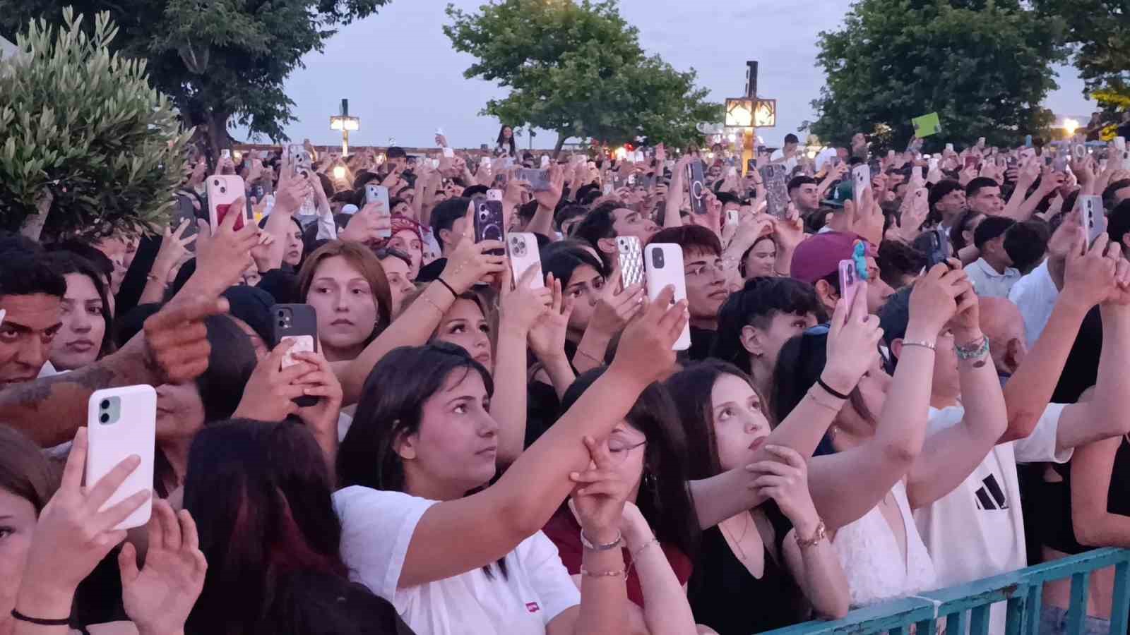 60. Uluslararası Tekirdağ Kiraz Festivali&rsquo;nde Poizi ve &Ouml;zbey r&uuml;zgarı esti
