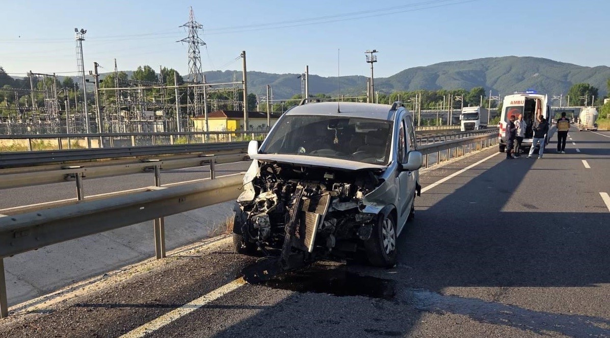 Otomobil hafif ticari araca arkadan &ccedil;arptı, 1 kişi yaralandı