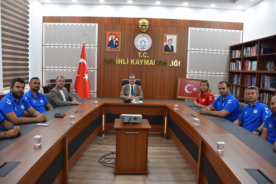 Salihli Kaymakamı G&uuml;ldoğan antren&ouml;rleri makamında ağırladı