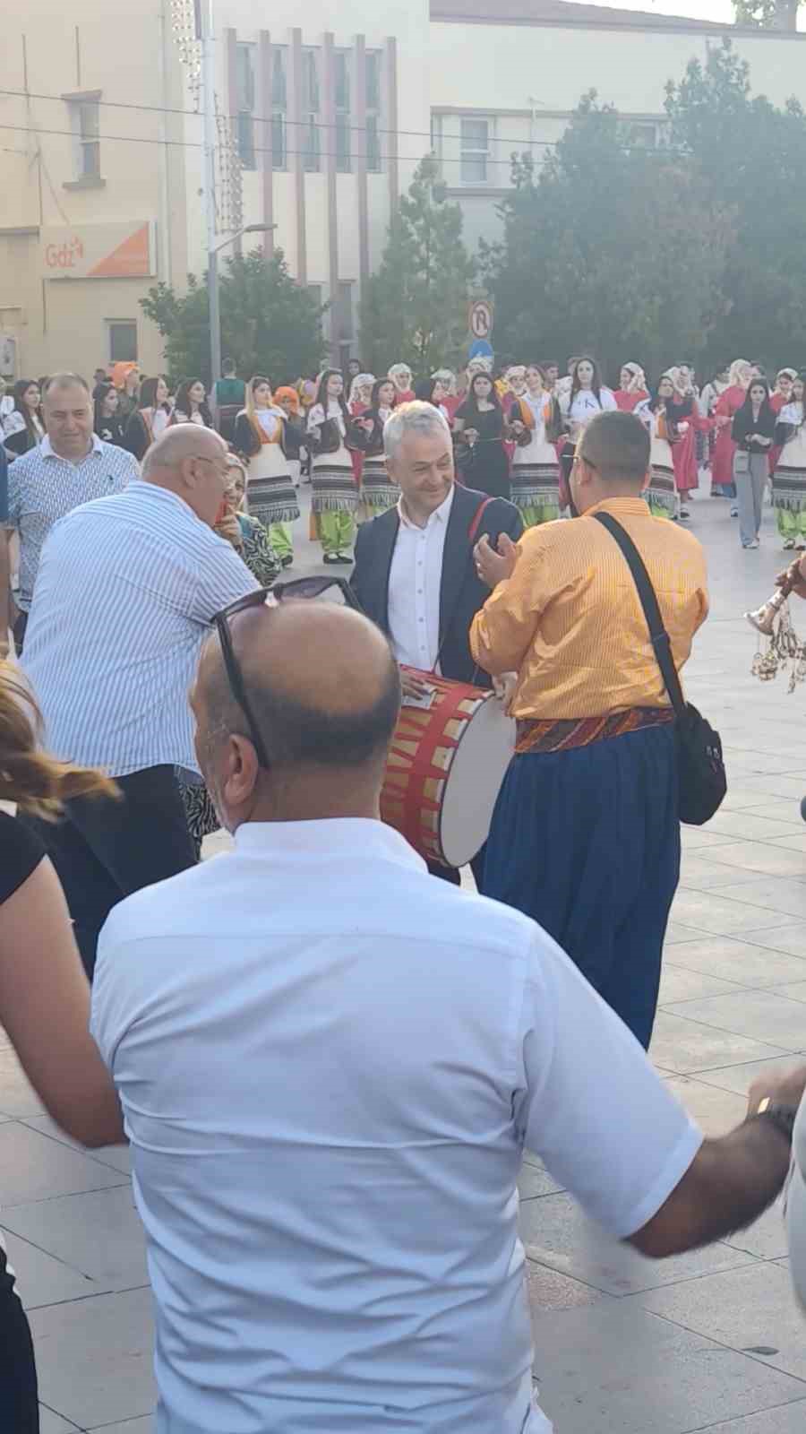 T&uuml;rkiye Halk Oyunları Federasyonu Başkanı davul &ccedil;alarak bahşiş topladı
