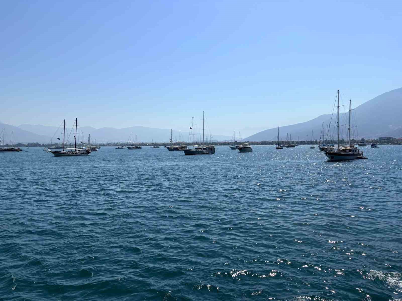 Fethiye&rsquo;de şehit denizciler anısına denize &ccedil;elenk bırakıldı