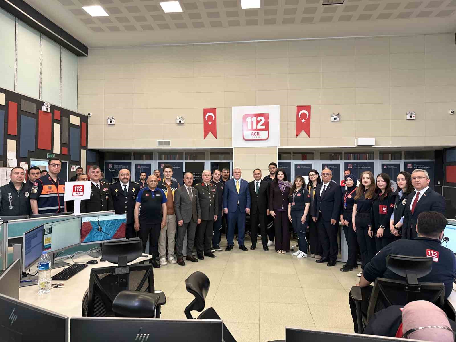 &Ccedil;ankırı&rsquo;da protokol &uuml;yeleri, bayramda &ccedil;alışan kurum personelleriyle bayramlaştı