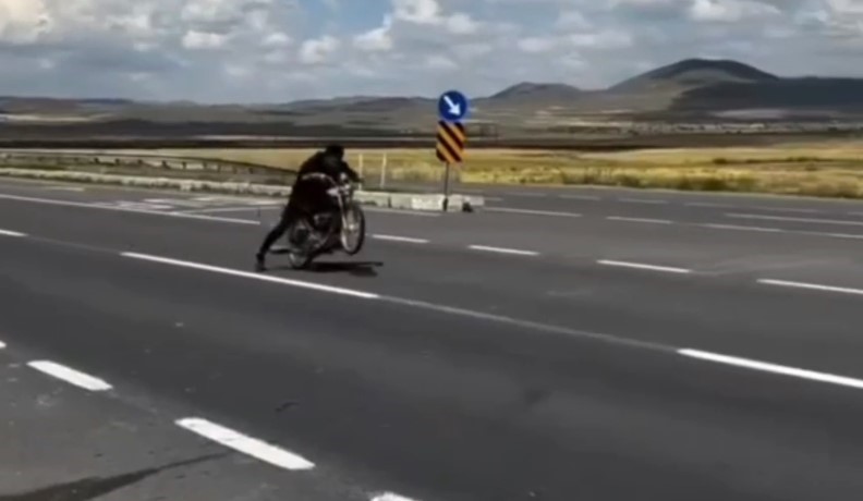 Motosikletli trafik canavarları jandarmadan ka&ccedil;amadı