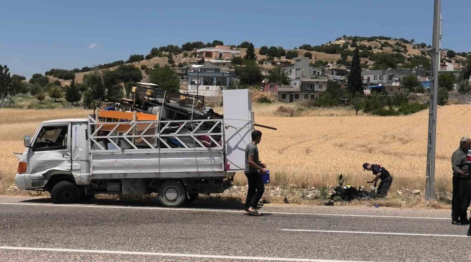 Kamyonet ile motosiklet &ccedil;arpıştı: 1&rsquo;i ağır 2 yaralı