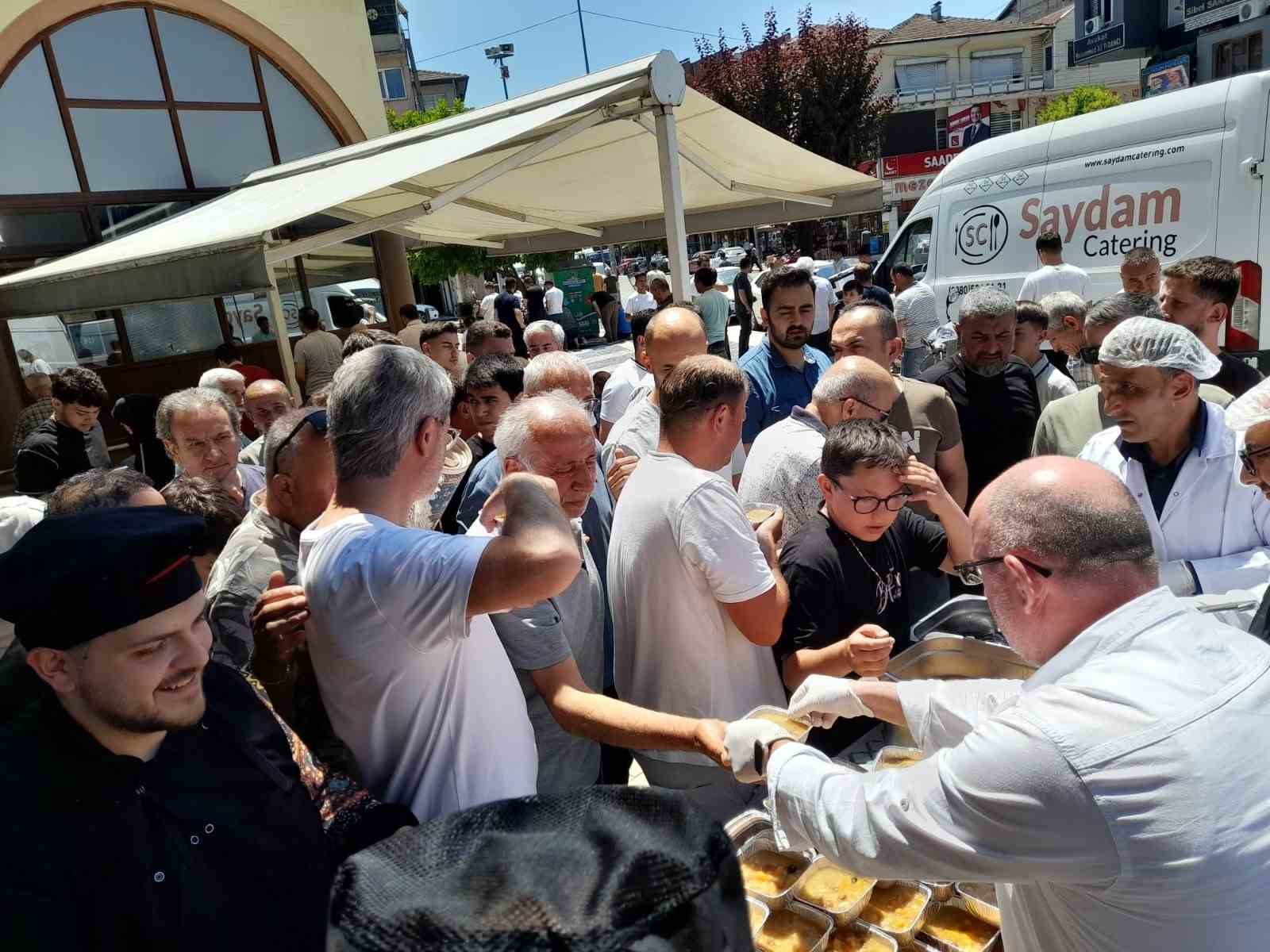 D&uuml;zce&rsquo;de bin kişinin ağzı AK Parti tarafından dağıtılan aşure ile tatlandı