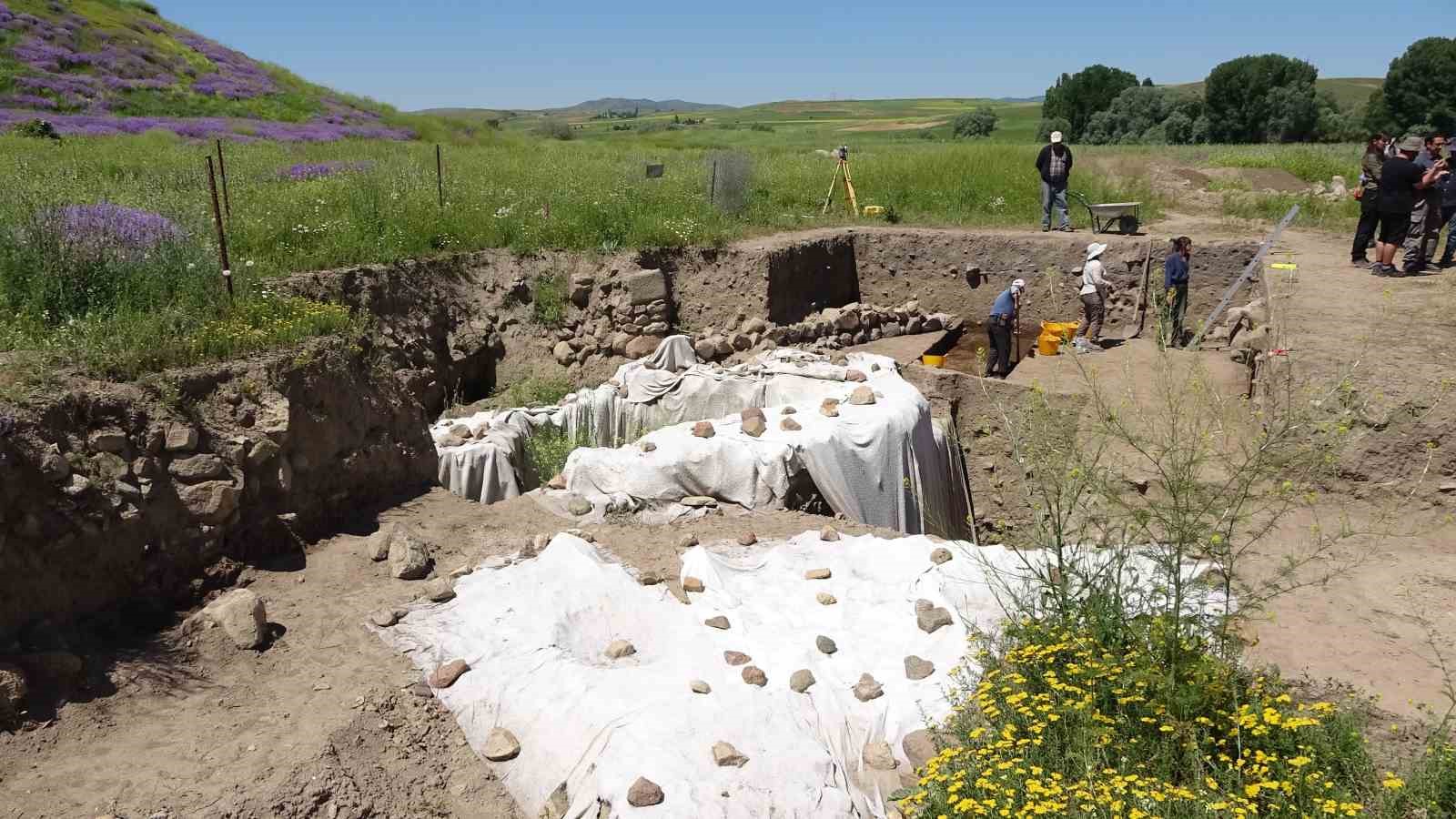 Uşaklı H&ouml;y&uuml;k&rsquo;teki kazılarda eski &ccedil;ağlara ait rit&uuml;el alanları araştırılıyor