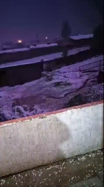 Kars&rsquo;ta gece yarısı dolu kabusu: Vatandaşlar panikle kameraya sarıldı