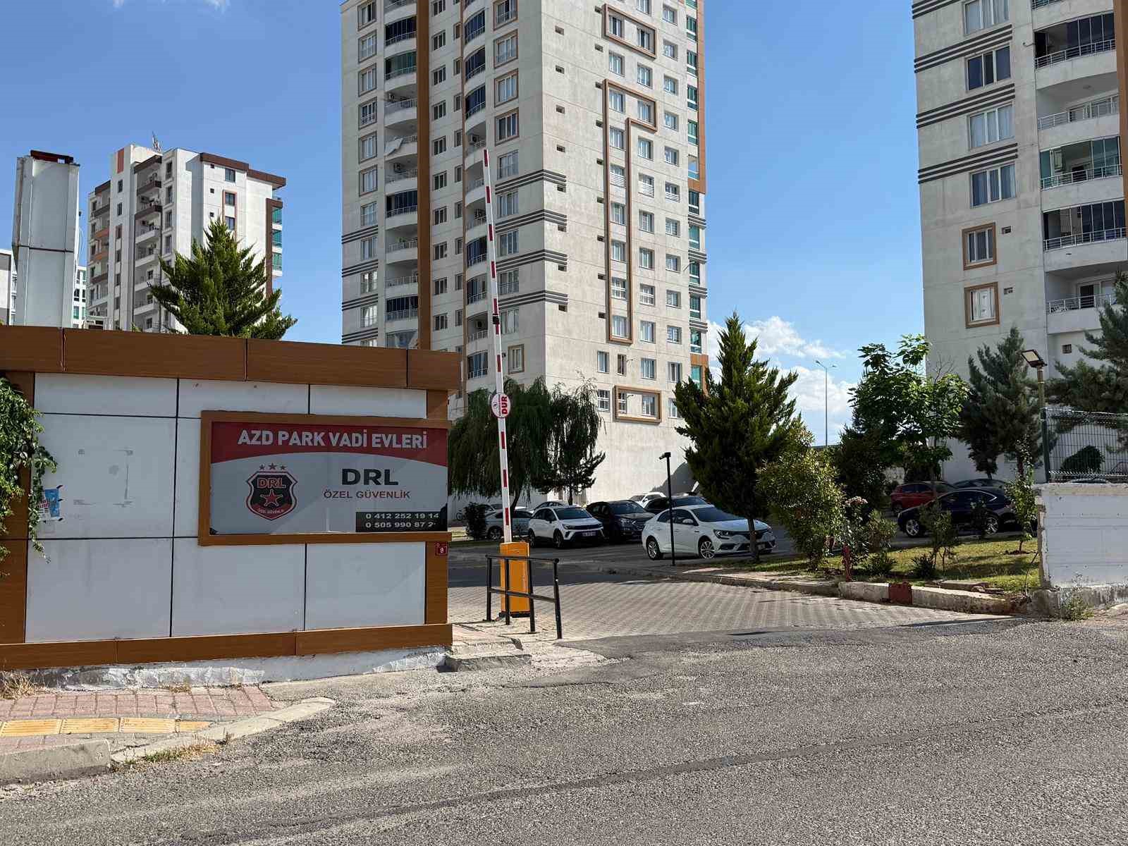 Diyarbakır&rsquo;da evinin balkonundan atlayan &ccedil;ocuk hayatını kaybetti