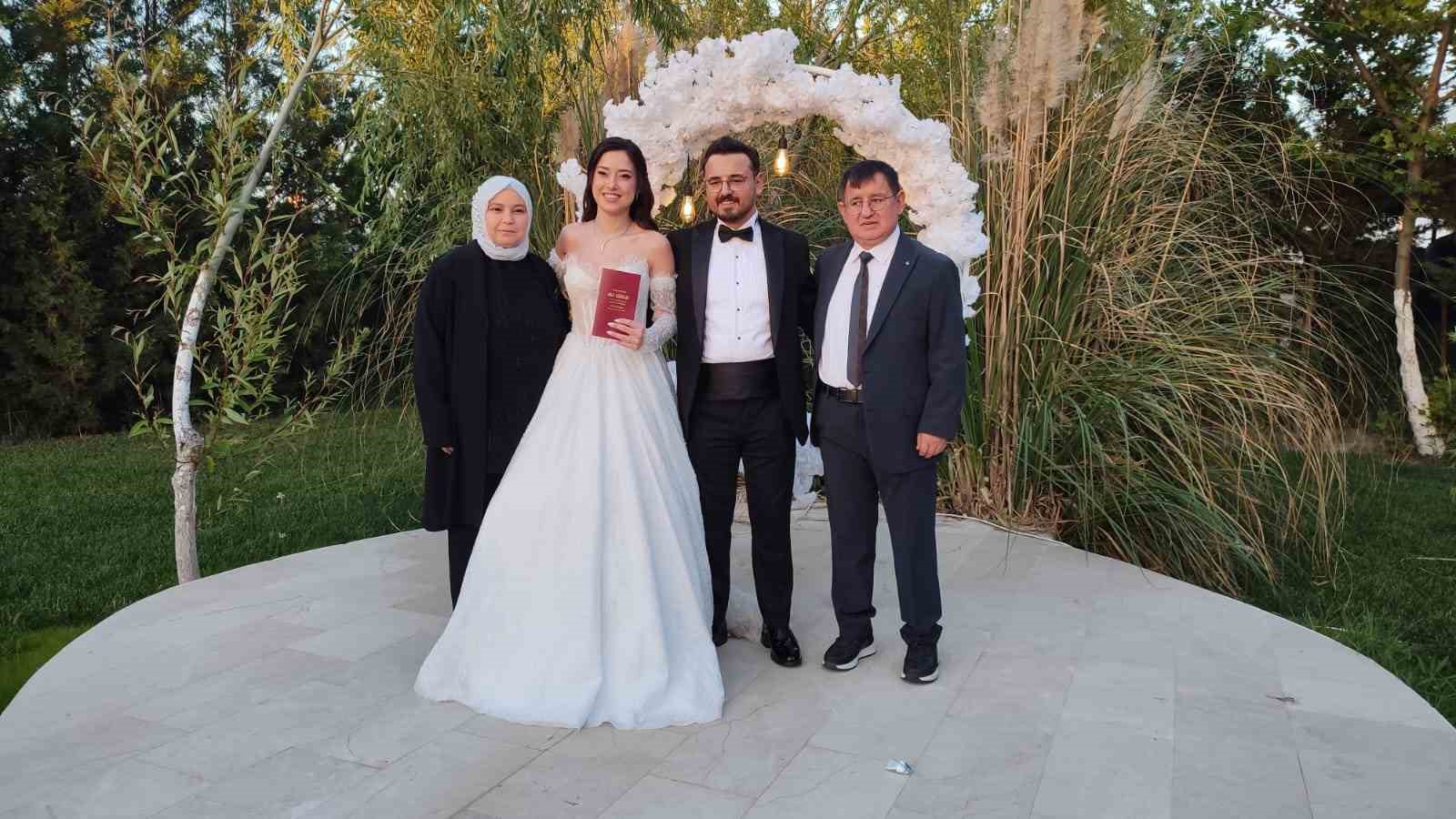 Başkan Arslan genç çifti mutlu günlerinde yalnız bırakmadı