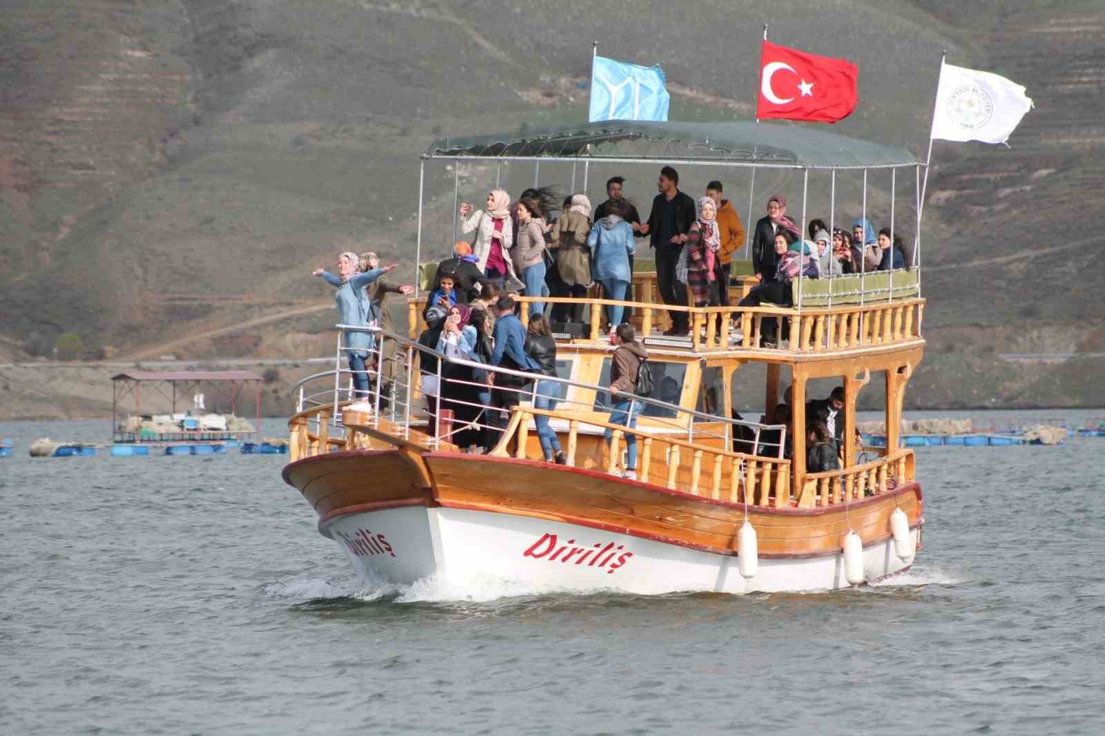 1700 rakımdaki doğa harikası g&ouml;l turistlerin ilgi odağı