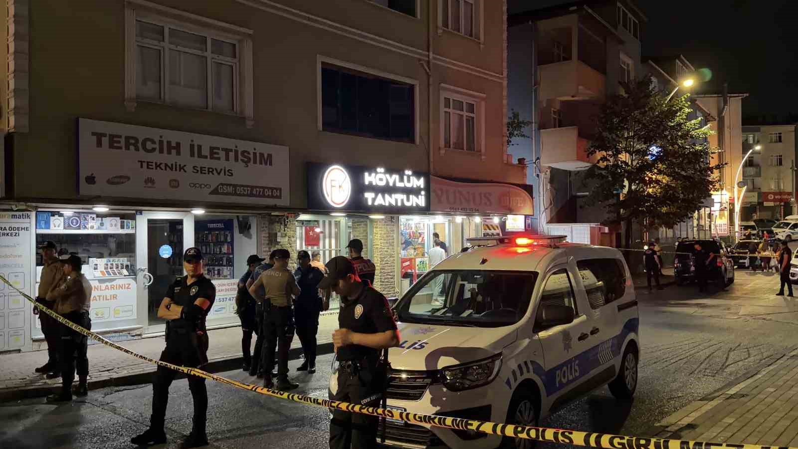Sokak ortasında silahlı kavga: 1&rsquo;i yoldan ge&ccedil;en vatandaş olmak &uuml;zere 3 kişi yaralandı