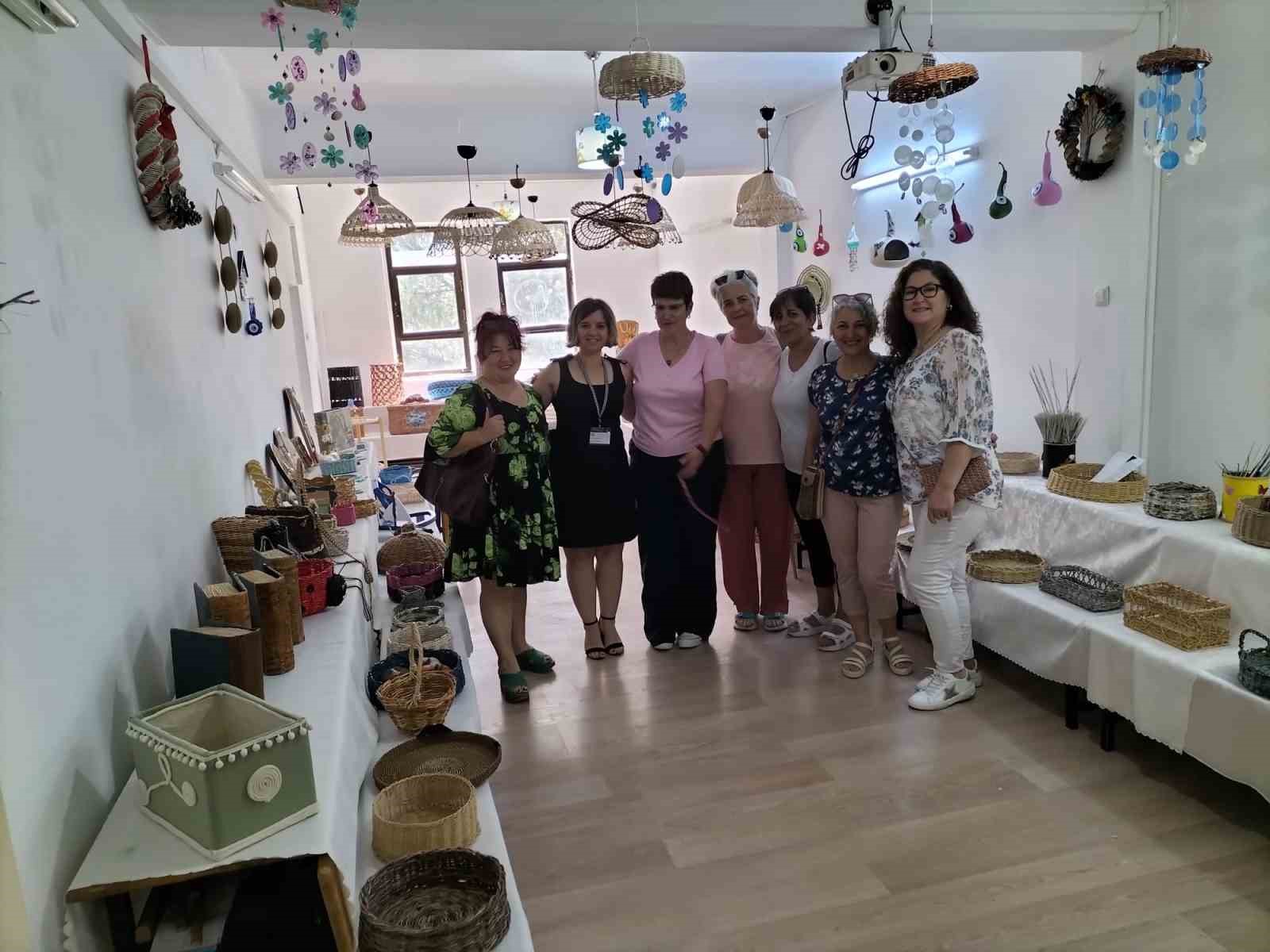 K&ouml;yceğiz&rsquo;de atık kağıtlar sanata d&ouml;n&uuml;şt&uuml;