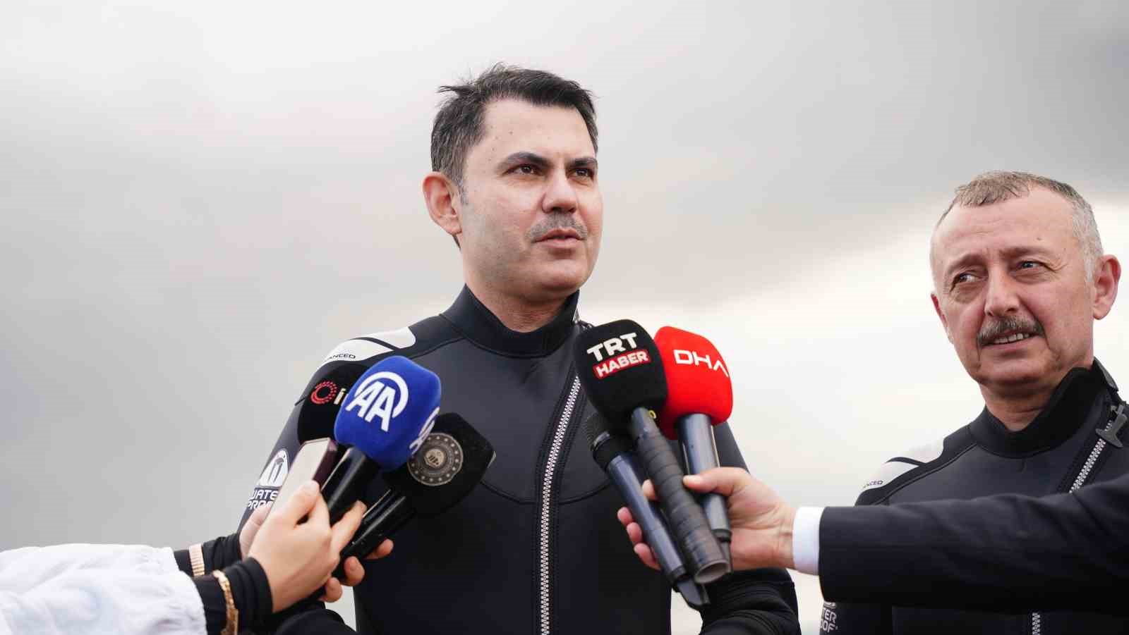 Bakan Kurum dip &ccedil;amuru temizliği s&uuml;ren İzmit K&ouml;rfezi&rsquo;ne daldı