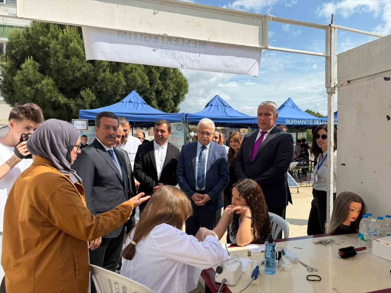 Burhaniye&rsquo;de Teknoloji Tasarım ve G&ouml;rsel Sanatlar Sergisi a&ccedil;ıldı
