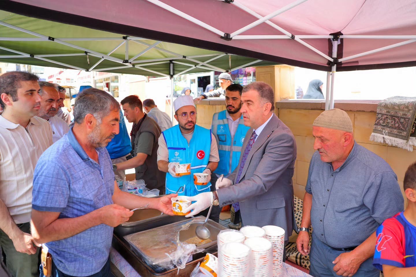 Bayburt&rsquo;ta vatandaşlara aşure ikram edildi