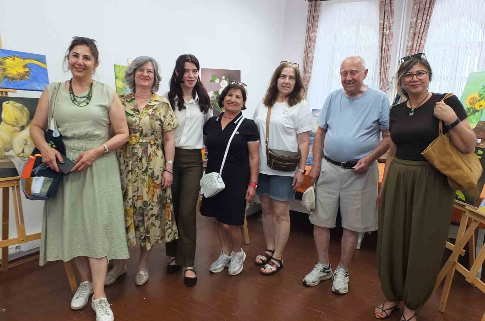 Balıkesir Burhaniye&rsquo;de kadınların yıl boyu yaptığı resimler g&ouml;r&uuml;c&uuml;ye &ccedil;ıktı