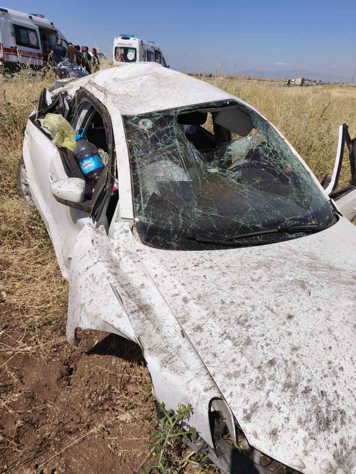 Şırnak&rsquo;ta otomobil şarampole devrildi: 1&rsquo;i bebek 5 yaralı
