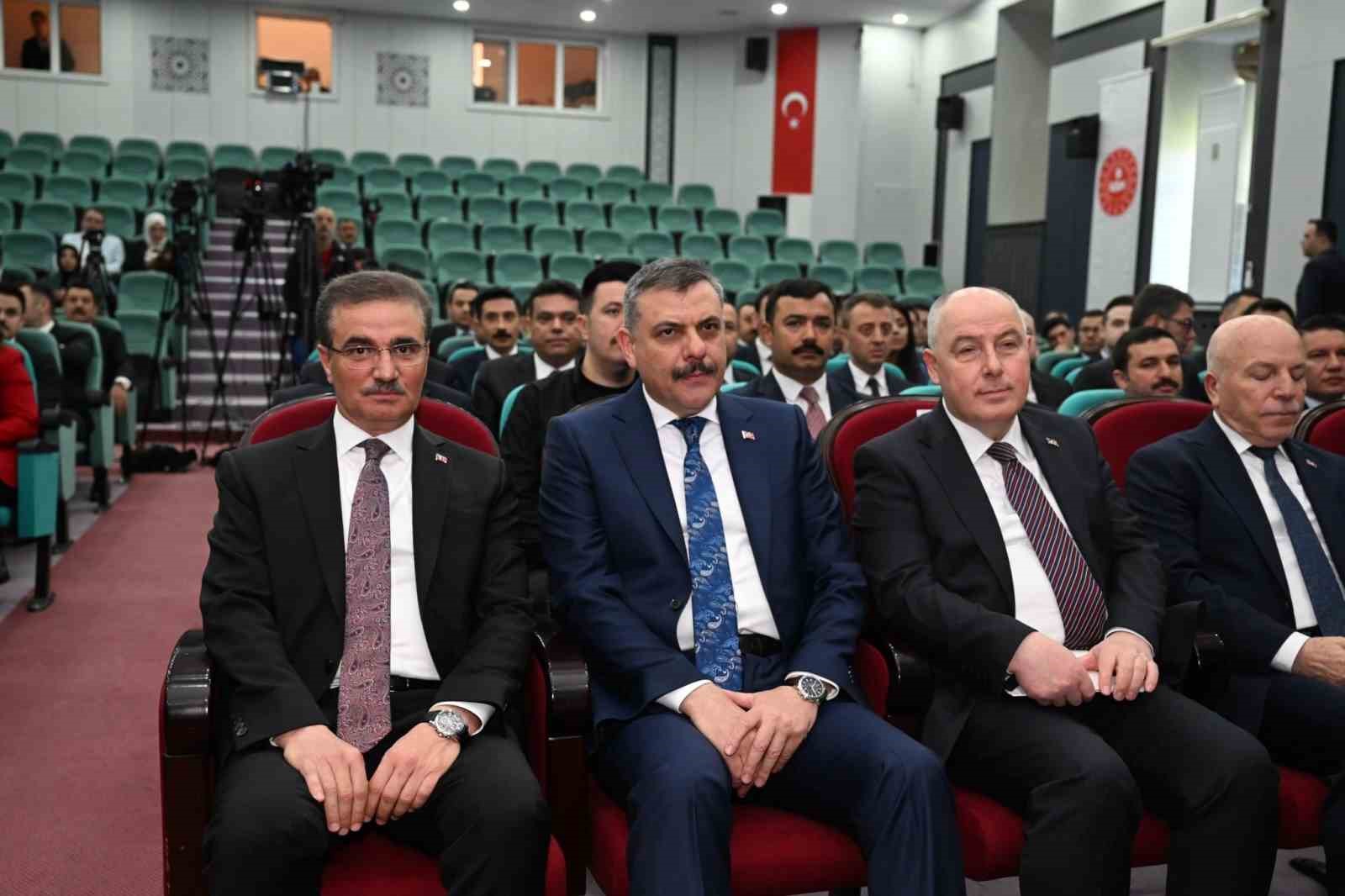 Vali Baruş: "Halkla doğrudan, samimi, şeffaf ve g&uuml;ven veren bir bağ kurmak her zamankinden daha kritik bir hale gelmiştir"