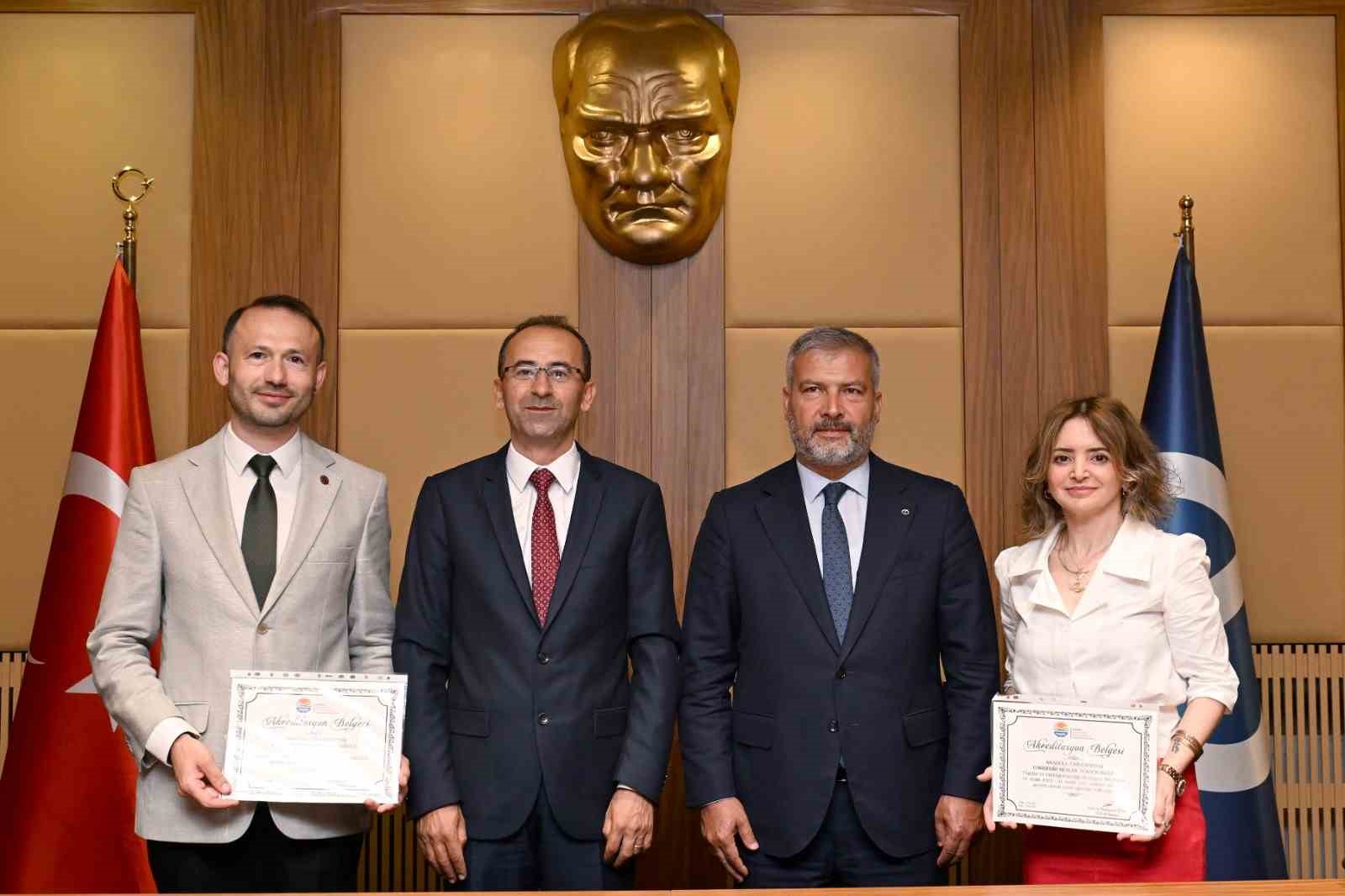 TURAK&rsquo;tan Anadolu &Uuml;niversitesi EMYO&rsquo;ya akreditasyon plaketi