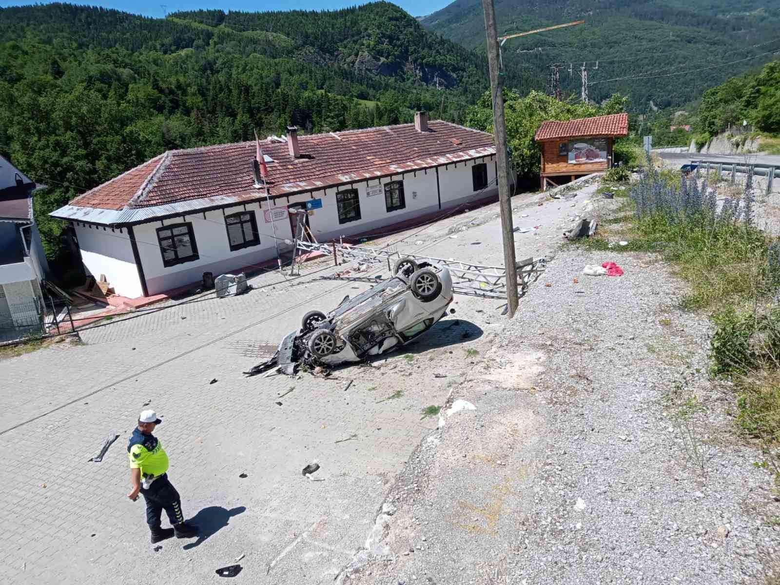 Takla atan otomobil aydınlatma direğine &ccedil;arptı: 1 yaralı